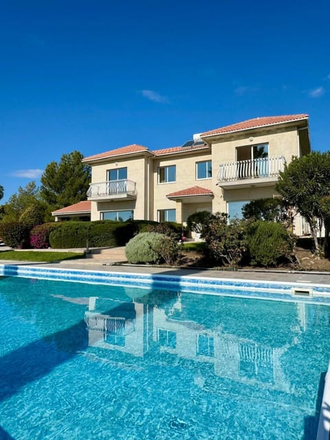 Property building, Day, Pool view, Swimming pool