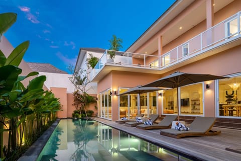 Property building, Balcony/Terrace, Pool view, Swimming pool, sunbed