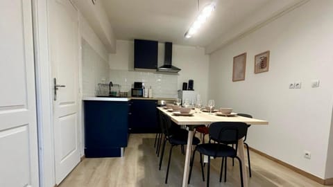 Kitchen or kitchenette, Dining area, stove