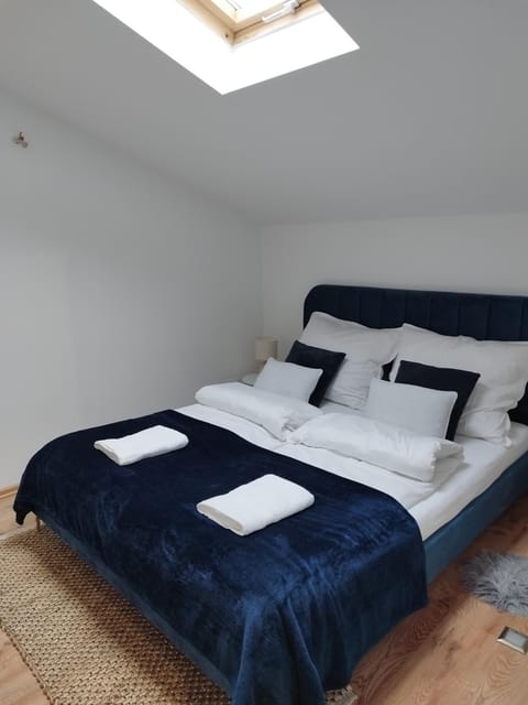 Bed, Photo of the whole room, Bedroom, towels