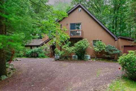 10 mins to ski slope, Pickle Ball, HotTub House in Hickory Run State Park