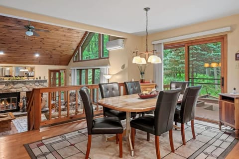 10 mins to ski slope, Pickle Ball, HotTub House in Hickory Run State Park