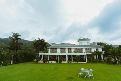 Property building, Day, Natural landscape, Garden, Garden view, Mountain view