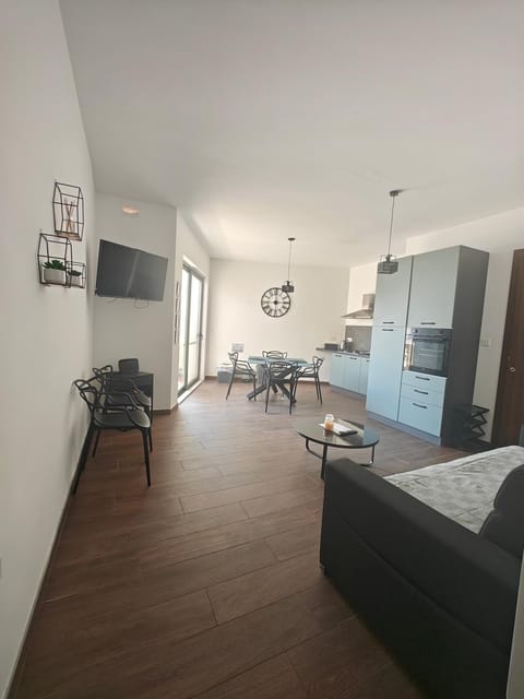 Kitchen or kitchenette, Photo of the whole room, Dining area