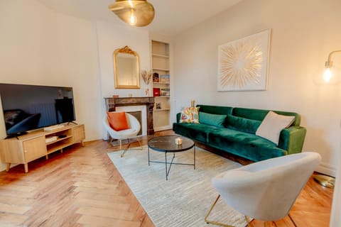 TV and multimedia, Living room, City view, Quiet street view, fireplace, internet, storage