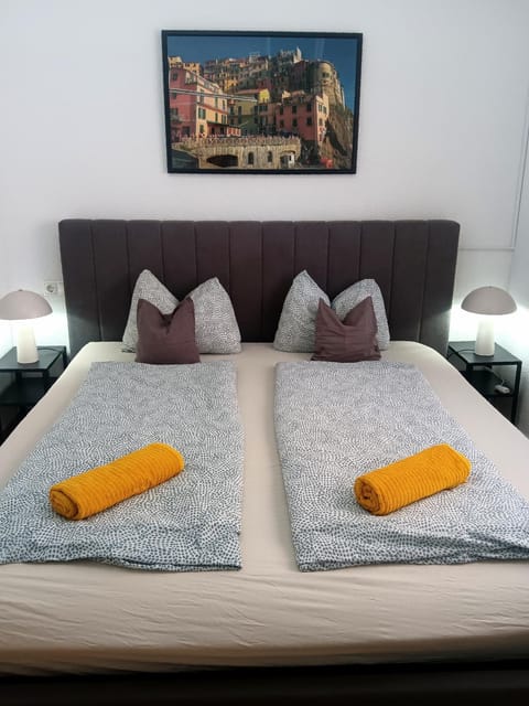 Bed, Bedroom, towels