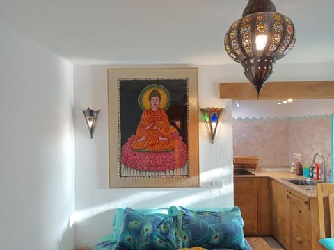 Bed, Kitchen or kitchenette, Decorative detail, Seating area