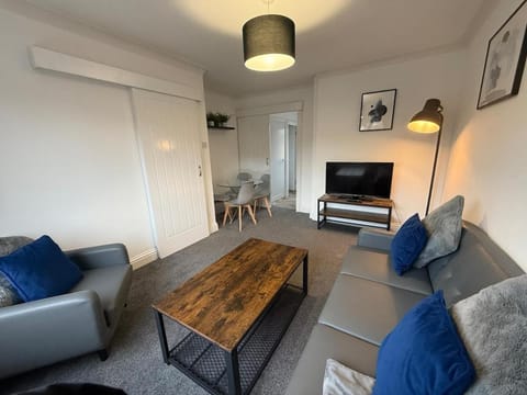Communal lounge/ TV room, TV and multimedia, Living room, Seating area