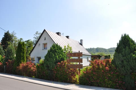 Property building, Spring, Day, Natural landscape, Garden, Garden view, Mountain view, Parking, internet