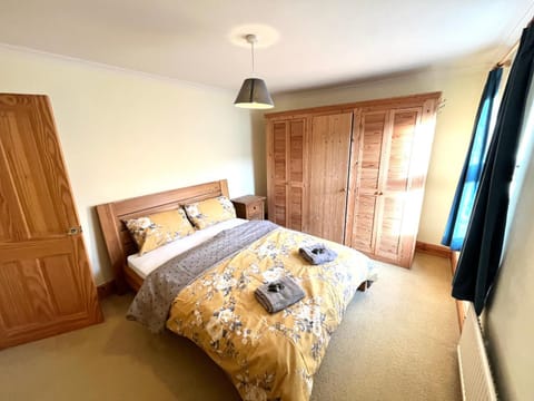 Bedroom, towels, wardrobe