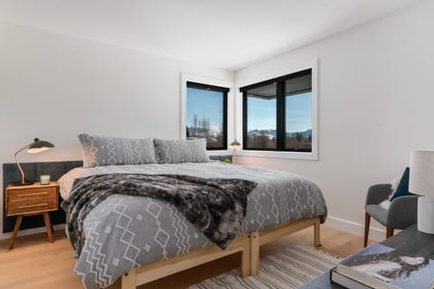 Bed, Seating area, Bedroom