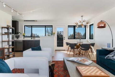 View (from property/room), Living room, Decorative detail, Seating area, Dining area, Garden view, Landmark view, Mountain view, internet