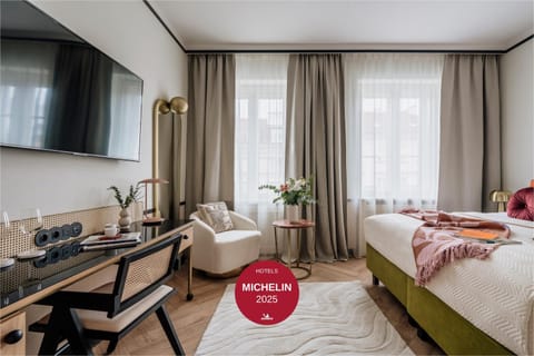Bed, TV and multimedia, Photo of the whole room, Seating area, Bedroom