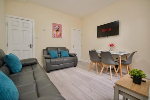 TV and multimedia, Living room, Seating area, Dining area