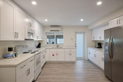 Renovated Ground Floor 3BR Residence with Pool and Spa at Margarita Mansion House in Estero Island