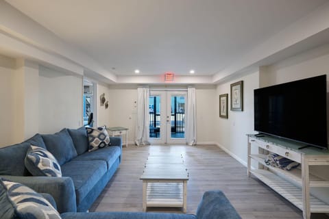 Renovated Ground Floor 3BR Residence with Pool and Spa at Margarita Mansion House in Estero Island