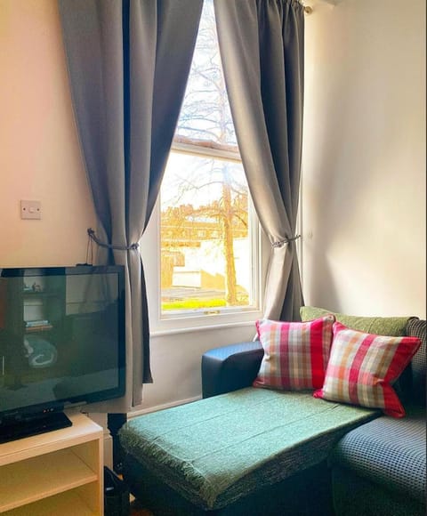 Communal lounge/ TV room, Living room, Seating area, Evening entertainment