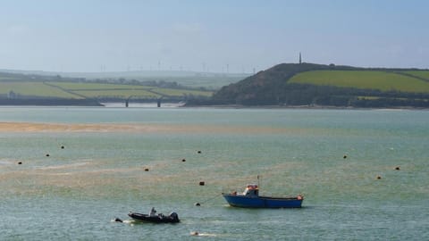 Bijou Beachfront Gem, Rock House in England