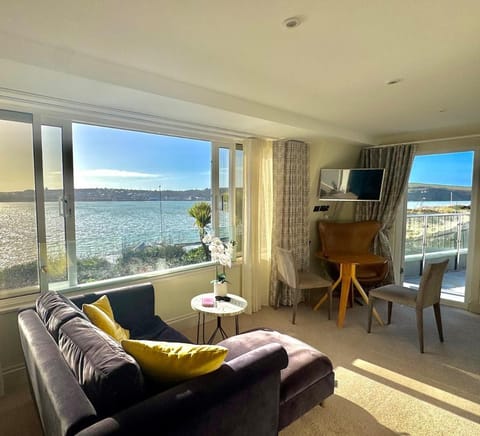 Bijou Beachfront Gem, Rock House in England