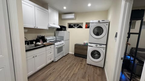 Coffee/tea facilities, Kitchen or kitchenette, oven, stove, toaster, washing machine, dryer