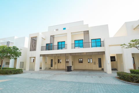 Property building, Facade/entrance, Parking
