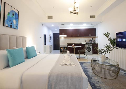 Bed, TV and multimedia, Kitchen or kitchenette, Living room, Seating area