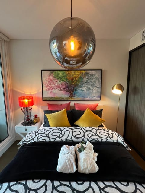 Bed, Photo of the whole room, Decorative detail, Decorative detail, Bedroom, towels