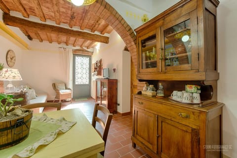 Bed, Coffee/tea facilities, Living room, Photo of the whole room, Decorative detail, Dining area, On site