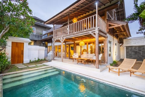 Property building, Patio, Natural landscape, View (from property/room), Balcony/Terrace, Pool view, Swimming pool, sunbed