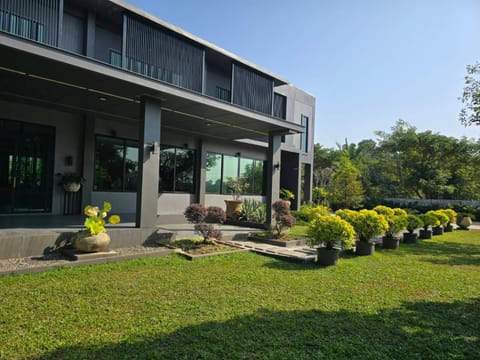 Property building, Garden, Balcony/Terrace