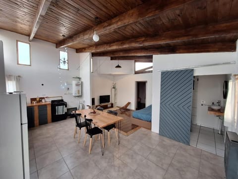 Kitchen or kitchenette, Living room, Seating area, Dining area, oven