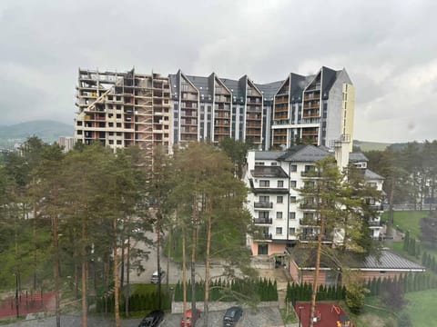 Property building, Day, Natural landscape, City view, Mountain view, Location, Parking