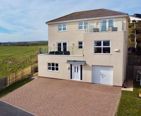 The Rise-5 Bed-4 Bath-Family-Beach-Home House in Trearddur Bay