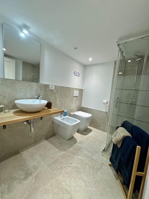 Shower, Toilet, Bathroom, bidet, towels