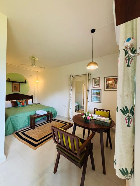 Bed, Photo of the whole room, Seating area