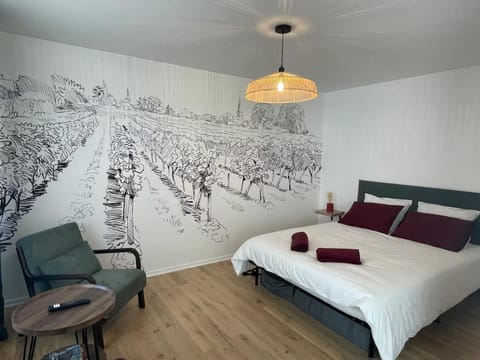 Bed, Photo of the whole room, Decorative detail, Bedroom