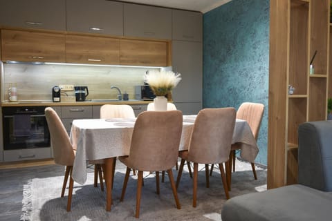 Coffee/tea facilities, Kitchen or kitchenette, Living room, Dining area, stove