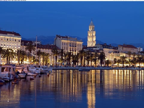 Nearby landmark, Restaurant/places to eat, Off site, Night, Neighbourhood, Summer, Other, Area and facilities, Shopping Area