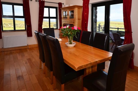 Seating area, Dining area, internet