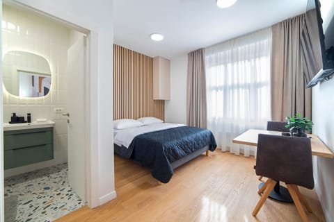 Bed, TV and multimedia, Photo of the whole room
