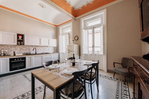 Kitchen or kitchenette, Living room, Seating area, Dining area, oven
