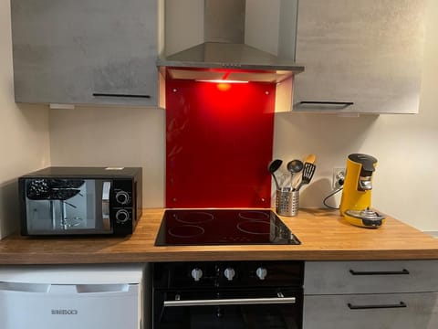 Coffee/tea facilities, Kitchen or kitchenette, stove, toaster