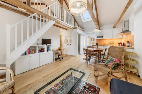 TV and multimedia, Kitchen or kitchenette, Living room, Seating area, Dining area