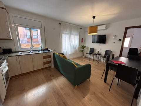 Communal lounge/ TV room, TV and multimedia, Living room, Seating area, Dining area, Evening entertainment, air conditioner