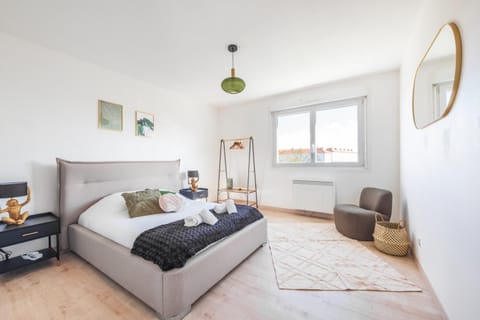 Bed, Photo of the whole room, Seating area, Bedroom