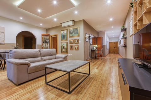 Communal lounge/ TV room, TV and multimedia, Living room, Evening entertainment