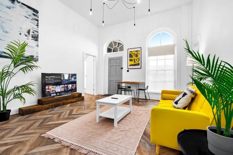 Communal lounge/ TV room, TV and multimedia, Living room, Seating area, Dining area