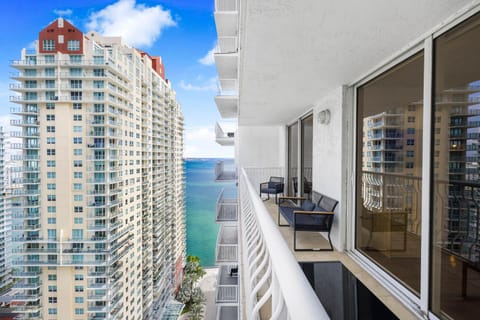 Natural landscape, Balcony/Terrace, Seating area, City view