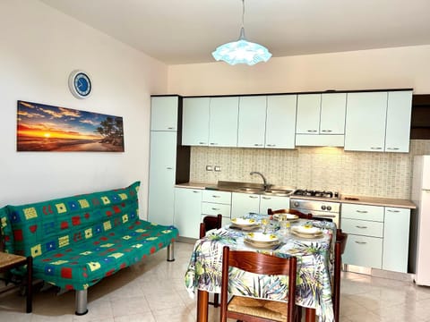 Kitchen or kitchenette, Living room, Dining area, oven