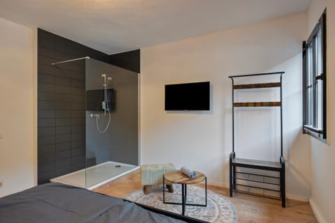 Deine Bude - 4 Doppelzimmer, 2 Bäder, Küche Apartment in Cologne